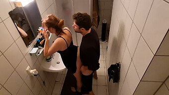 La Joven Hermanastra Es Tomada Por Detrás En El Baño. ¡mira Cómo Se Divierten Juntos!