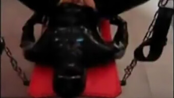 Sclavul Îmbrăcat În Latex Își Ia O Amantă Dominantă În Întâlnirea Bdsm