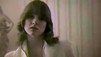 Garota Vintage Dos Anos 80 Mostra Seus Movimentos Em Uma Dança De Striptease